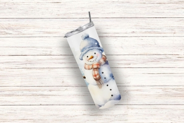 Thermobecher mit Schneemann-Design, blauer Mütze und Schal, auf hellem Holzhintergrund. Perfekt für heiße oder kalte Getränke.